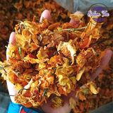 Trà hoa sen vàng Tây Tạng đặt trên tay