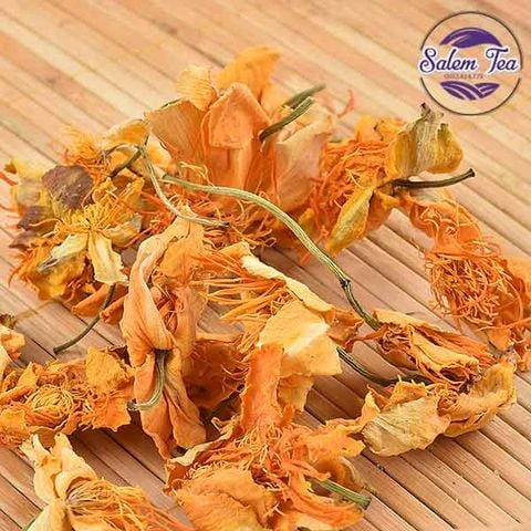 Trà hoa sen vàng Tây Tạng nằm trên bàn gỗ
