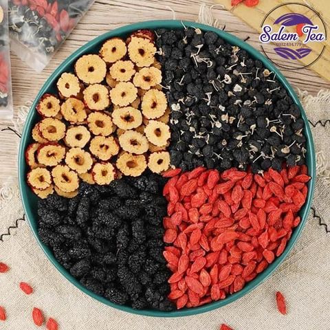 “Đĩa nguyên liệu Trà Ích Khí Bổ Thận gồm táo đỏ, dâu tằm, kỷ tử thơm ngon”