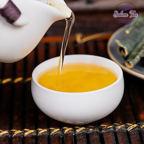 “Hình ảnh Trà Lúa Mạch Bo Bo Đậu Đỏ được rót vào chén trắng”