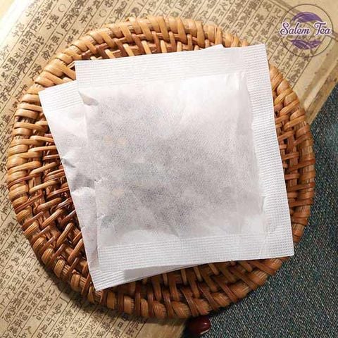 “Túi lọc Trà Lúa Mạch Bo Bo Đậu Đỏ đặt trên đĩa tre”