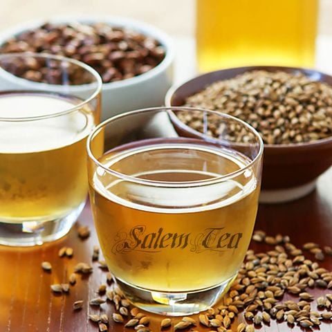 Nhiều ly trà lúa mạch rang Nhật Bản vàng óng, đi kèm hạt lúa mạch tự nhiên.