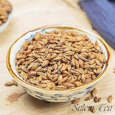Hạt lúa mạch rang Nhật Bản thơm ngon, trong chén gốm phong cách cổ điển.