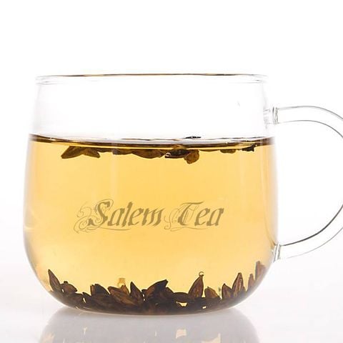 Ly trà lúa mạch rang Nhật Bản trong suốt, vàng óng, thơm ngon bổ dưỡng.