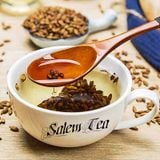 Trà lúa mạch rang Nhật Bản được pha trong chén sứ, hương vị đậm đà.