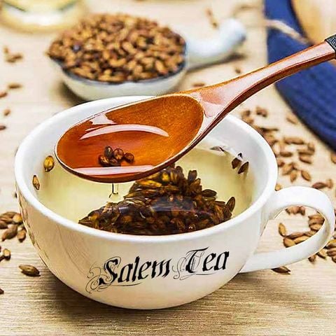 Trà lúa mạch rang Nhật Bản được pha trong chén sứ, hương vị đậm đà.