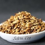 Trà lúa mạch rang Nhật Bản nguyên hạt, được bày trên đĩa trắng tinh tế.