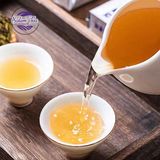 Hương vị thanh thoát của trà Ô Long khi được rót ra chén đầy tinh tế.
