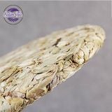 Mặt bên Trà Phổ Nhĩ Bạch Trà Xuân ép bánh với lá trà tươi đẹp tự nhiên