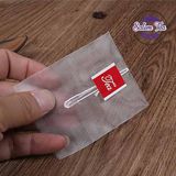 Thiết kế túi lưới Salem Tea với dây nhúng và tem đỏ, dễ dàng sử dụng trong mọi tình huống.