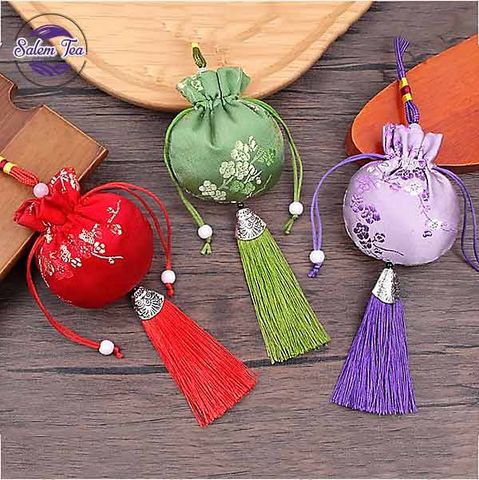 Túi Vải Gấm Thêu hình tròn, họa tiết tinh tế, mang nét sang trọng và phong thủy.