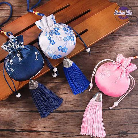 Túi Vải Gấm Thêu họa tiết xanh lam và hồng nhạt, phù hợp làm quà tặng ý nghĩa.