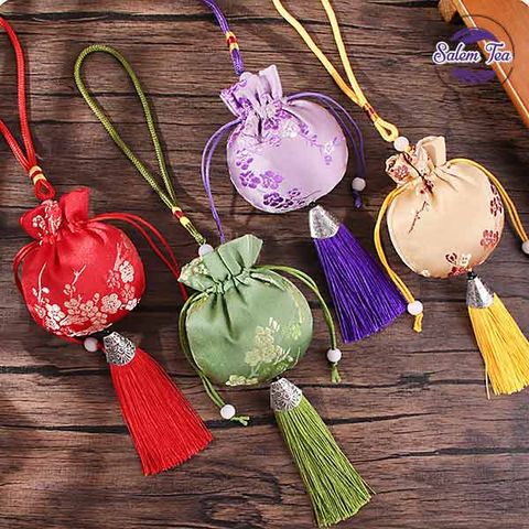 Bộ sưu tập Túi Vải Gấm Thêu với màu sắc rực rỡ, mang lại may mắn và tài lộc.