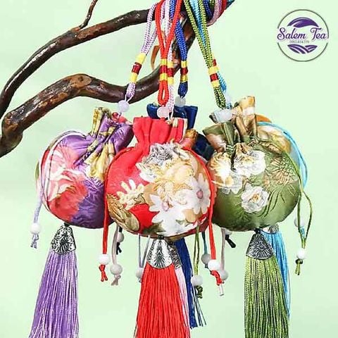 Túi Vải Gấm Thêu tròn, họa tiết hoa văn độc đáo với tua rua nhiều màu sắc và dây treo chắc chắn.