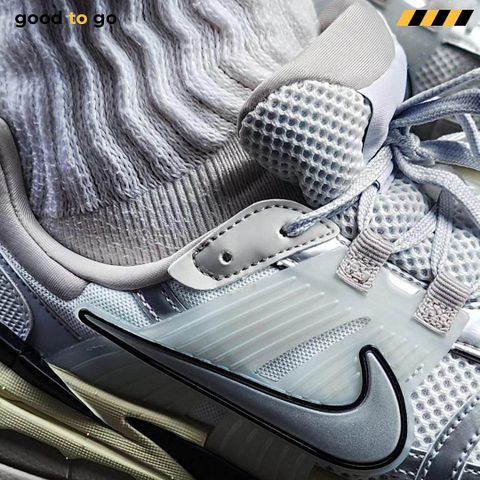 giay-nike-v2k-run-summit-white-metallic-silver-w-fd0736-100