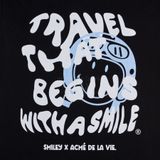  Áo thun - Acmé de la vie X Smiley® - TRAVEL THAT BEGINS SHORT SLEEVE T-SHIRT BLACK 