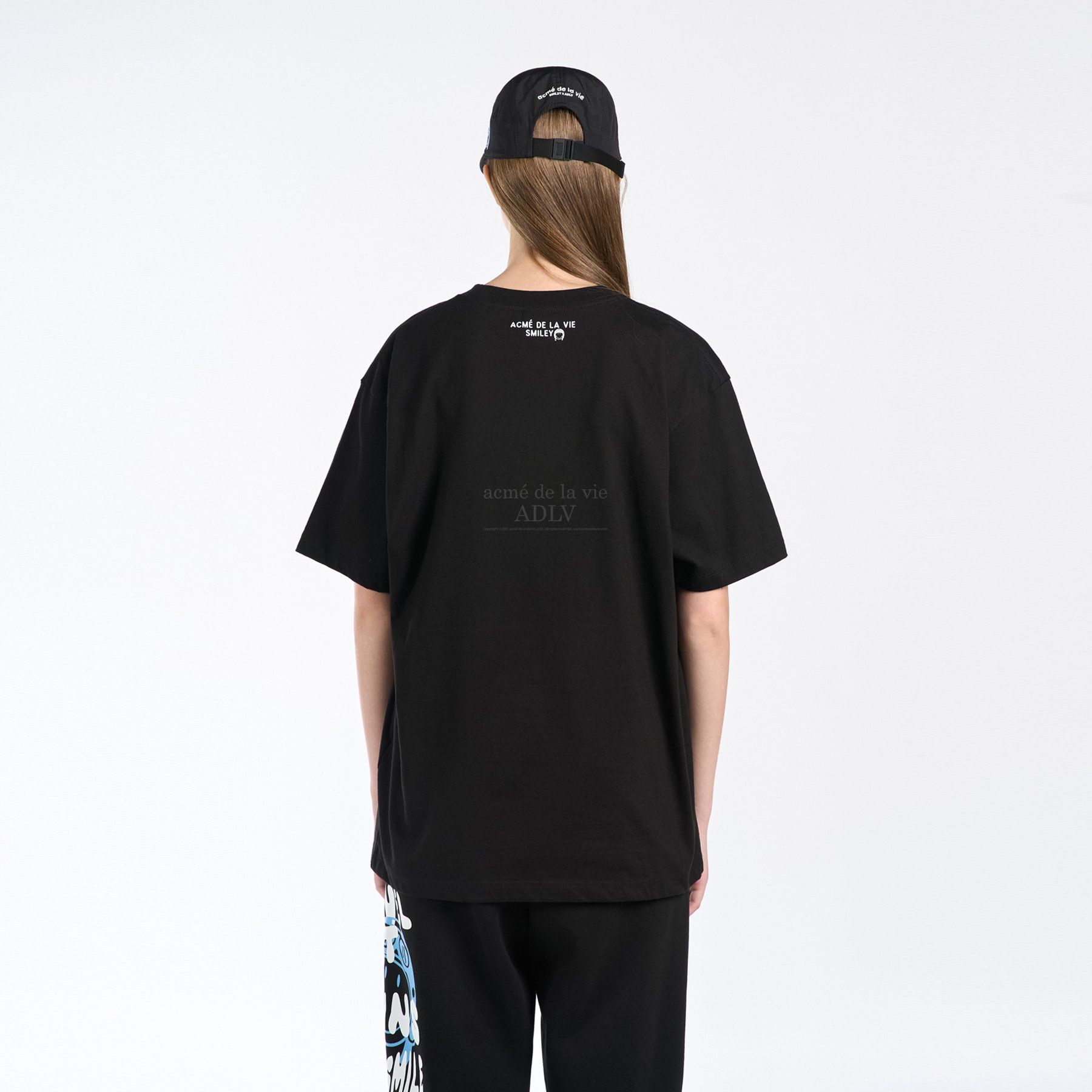  Áo thun - Acmé de la vie X Smiley® - TRAVEL THAT BEGINS SHORT SLEEVE T-SHIRT BLACK 