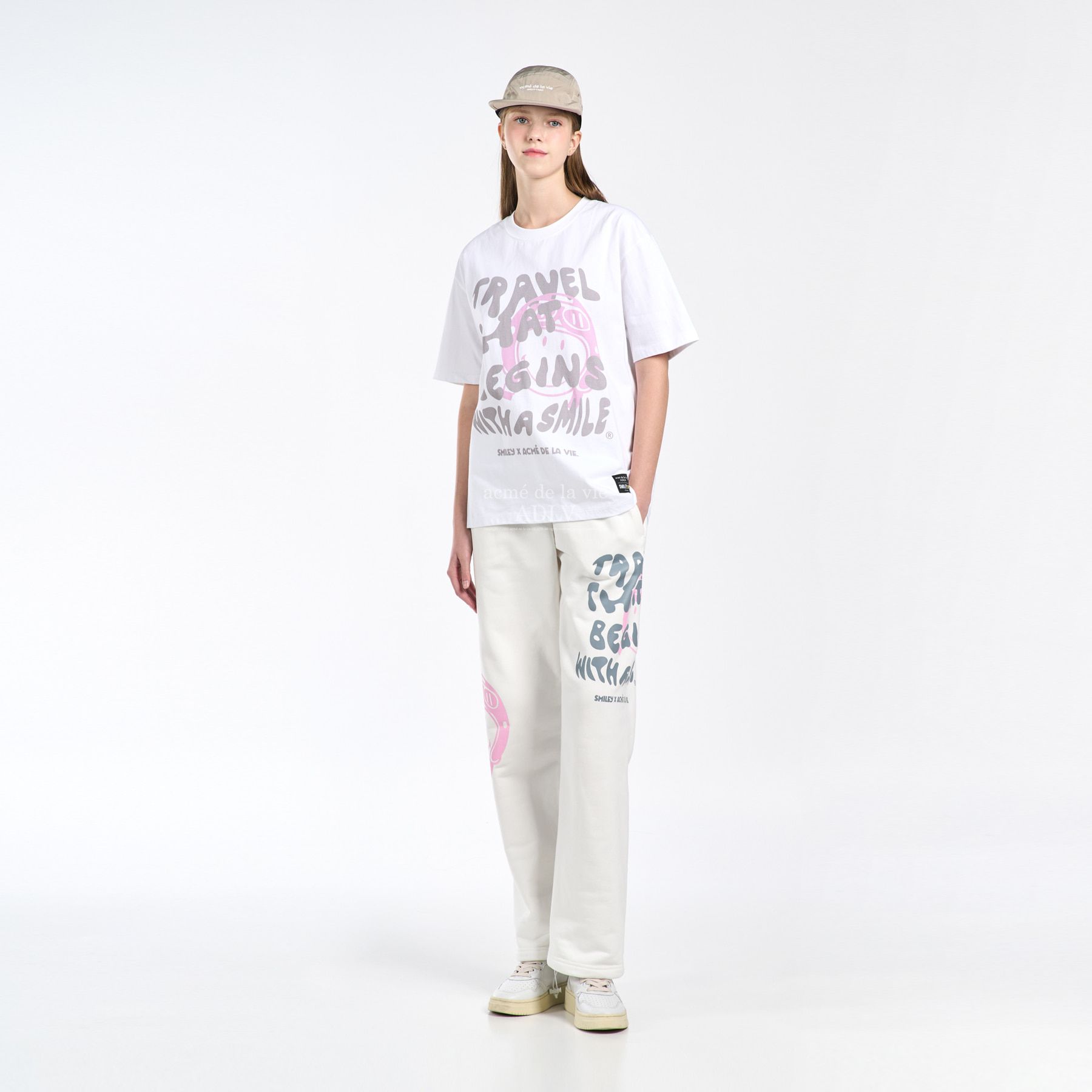 関税込★ACME DE LA VIE X Smiley★TRAVEL THAT BEGINS T-SHIRT Áo thun - Acmé de la vie X Smiley® - TRAVEL THAT BEGINS