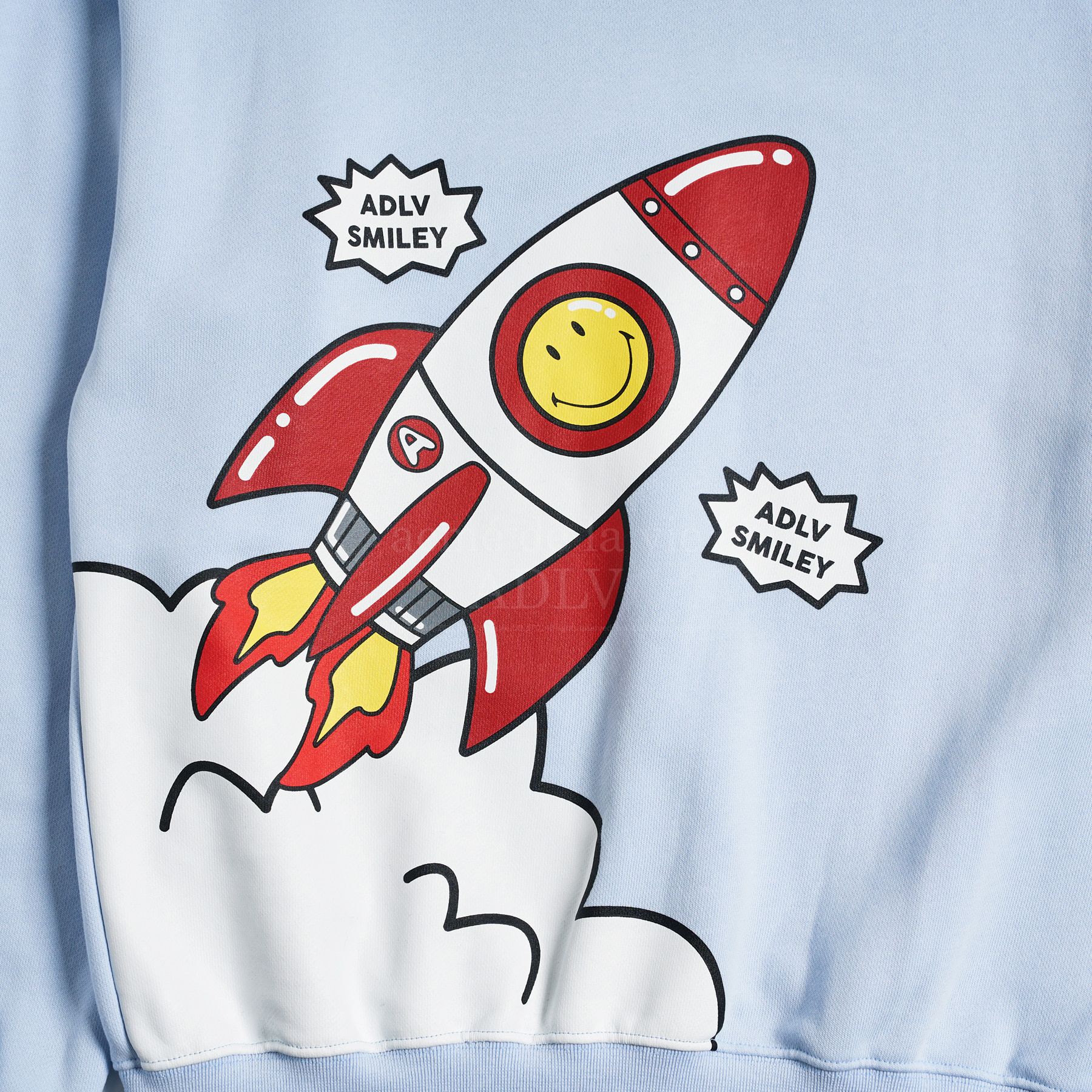 Áo Sweater Acmé de la vie - ACME DE LA VIE X Smiley® ROCKET ARTWORK  PRINTING SWEATSHIRT SKYBLUE