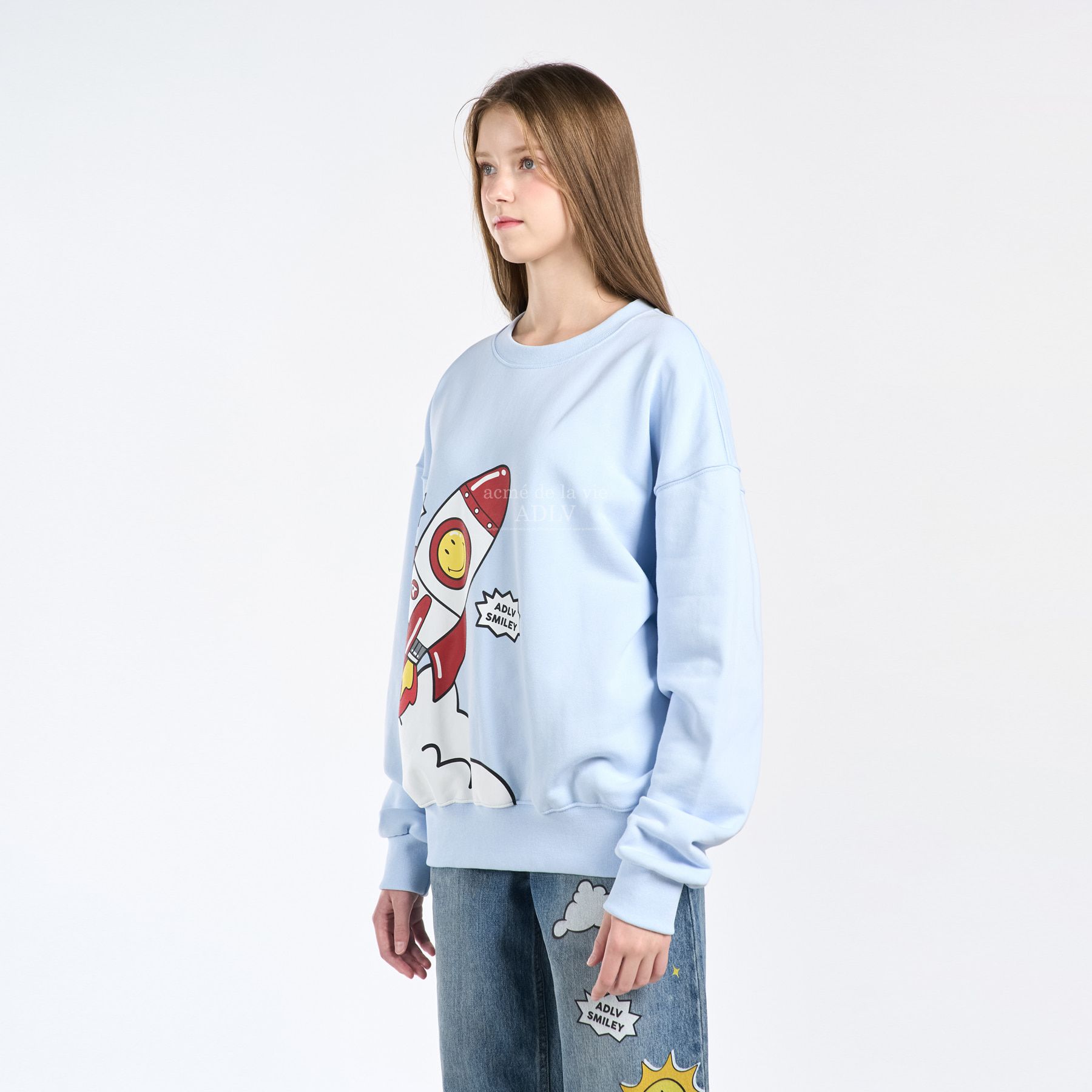  Áo Sweater Acmé de la vie - ACME DE LA VIE X Smiley® ROCKET ARTWORK PRINTING SWEATSHIRT SKYBLUE 