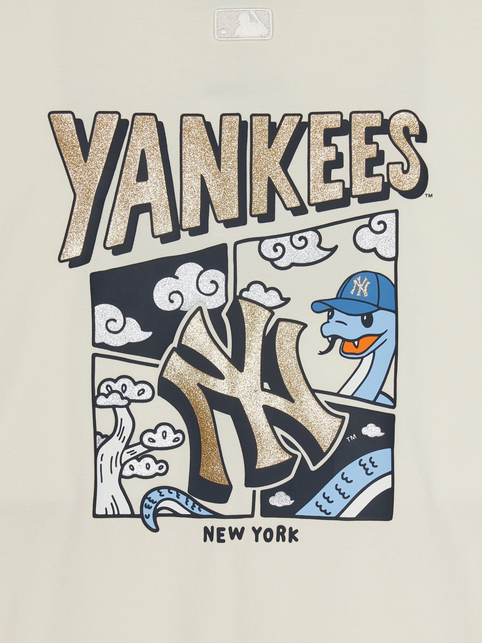  Áo thun MLB - NEW YEAR SNAKE CARTOON GRAPHIC OVERFIT NEW YORK YANKEES CREAM - 3ATSQ0251-50CRS 