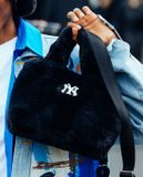  Túi MLB Korea - BASIC FUR FLEECE TOTE BAG NEW YORK YANKEES - 3AORS0526-50BKS 