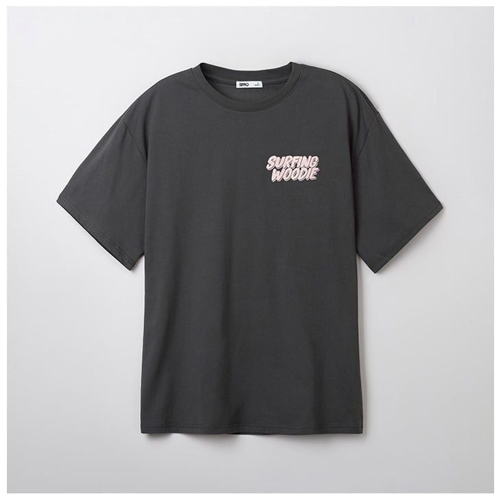  Áo Thun WHOAU (SPAO) - [Unisex] Woody SURFING Short Sleeve T-shirt Charcoal - SPRPF24C54 