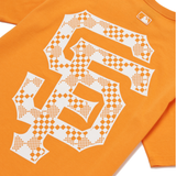  Áo thun MLB -  CHECKERBOARD BACKLOG SHORT SLEEVE T-SHIRT SAN FRANCISCO GIANTS - 3ATSM8023-14ORS 