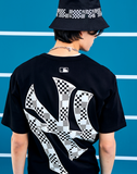  Áo thun MLB -  CHECKERBOARD BACK LOGO SHORT SLEEVE T-SHIRT NEW YORK YANKEES - 3ATSM8023-50BKS 