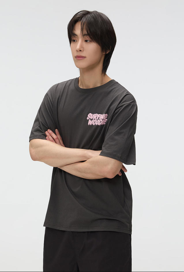  Áo Thun WHOAU (SPAO) - [Unisex] Woody SURFING Short Sleeve T-shirt Charcoal - SPRPF24C54 