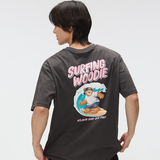  Áo Thun WHOAU (SPAO) - [Unisex] Woody SURFING Short Sleeve T-shirt Charcoal - SPRPF24C54 