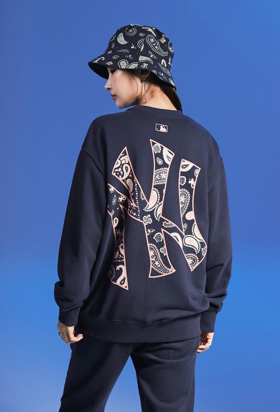  Áo Sweater MLB Korea - Paisley Big Logo Overfit Sweatshirts NEW YORK YANKEES - 3AMTI0126-50NYD 