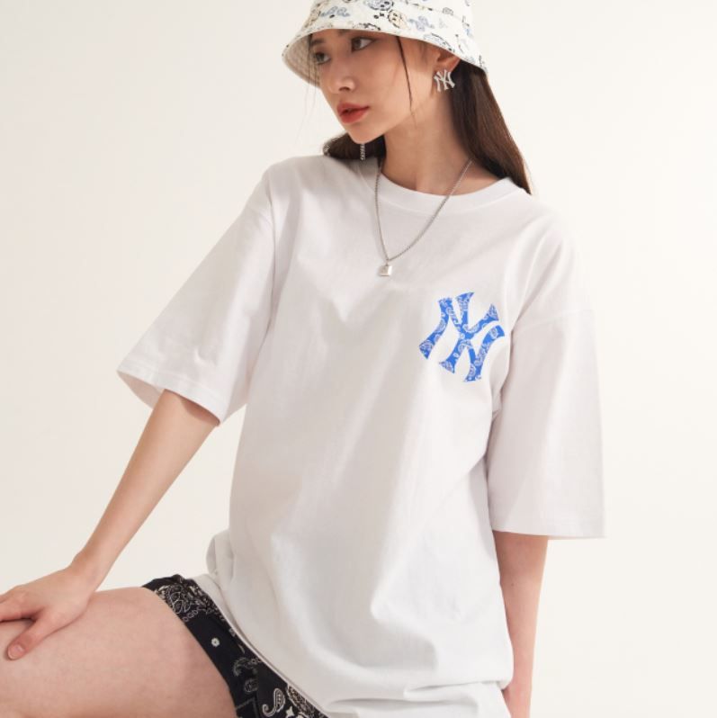  Áo thun MLB - PAISLEY MEGA LOGO T-SHIRT NEW YORK YANKEES - 3ATS53023-50WHS 