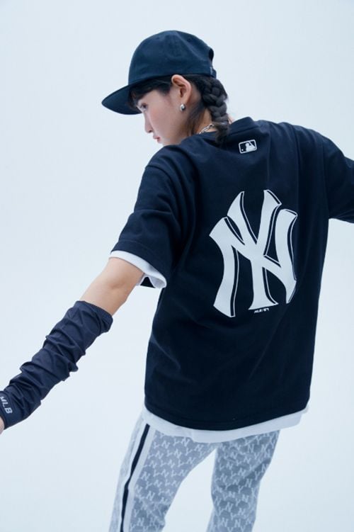 Tee MLB Monogram Allover White ngắn tay cổ điển New York Yankees