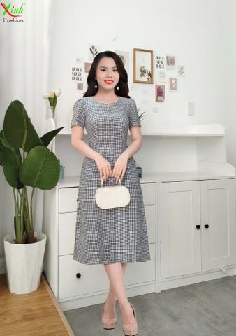  Đầm Caro Đen Trắng Cổ Xẻ Phối Cúc Sang Trọng DL400 