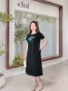 Đầm Suông Đen Xẻ Tà Thêu Hoa Trẻ Trung DL531