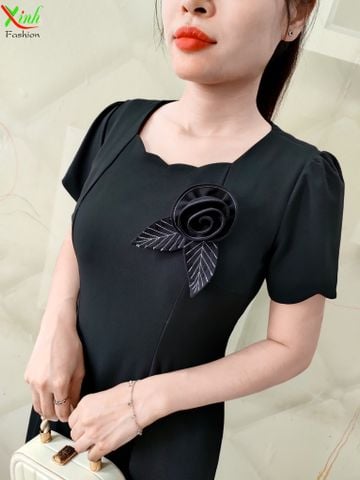  Đầm Suông Đen cổ lượn sóng kèm hoa cài sang trọng DL635 