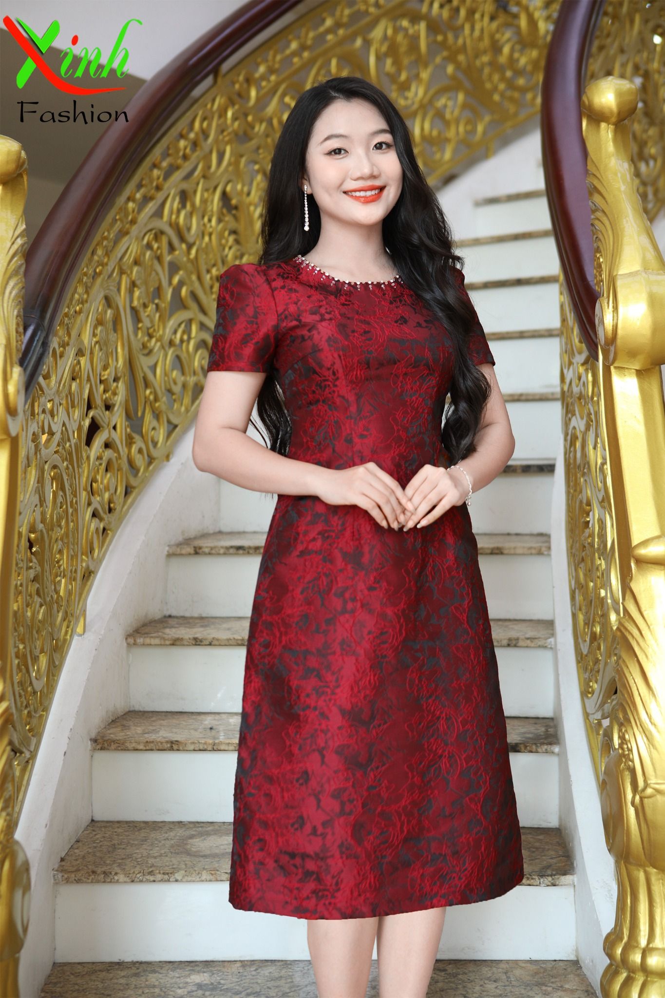 Đầm Gấm Hoàng Gia vân nổi Thượng hạng Đỏ đô Kết Đá Pha lê DL848