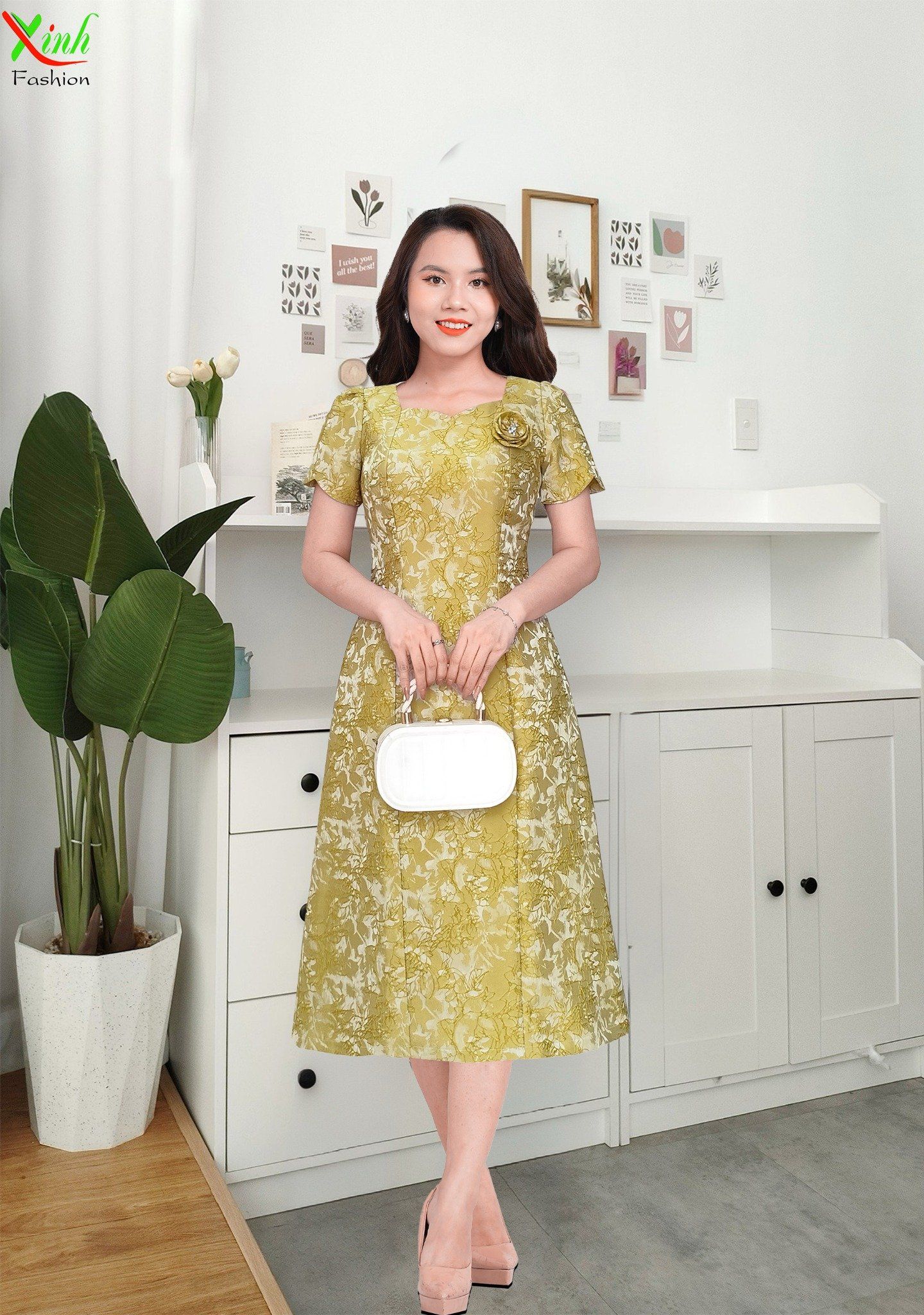 Đầm Gấm Taftap Vàng Bơ trẻ trung hoa cài thủ công DL857