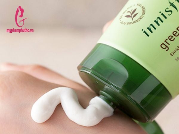 Sự dụng Sữa Rửa Mặt Trà Xanh Innisfree Green Tea Cleansing Foam