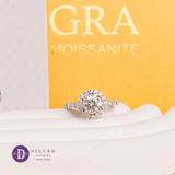  Nhẫn Nữ Đá Moissanite 6.3li - Nhẫn Bạc 925 Xi Kim Cao Cấp Đính Full Moi Ổ Đá Tròn Đình Baguette Kiểu Halo - Đai Đá Kiểu Xoắn MR016 