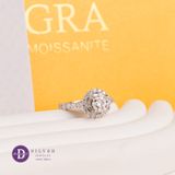  Nhẫn Nữ Đá Moissanite 6.3li - Nhẫn Bạc 925 Xi Kim Cao Cấp Đính Full Moi Ổ Đá Tròn Đình Baguette Kiểu Halo - Đai Đá Kiểu Xoắn MR016 