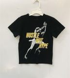  Áo thun PL4CE đen hustle not hype bé trai 