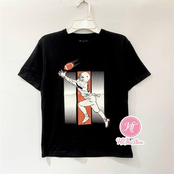  Áo thun PL4CE đen bóng bầu dục bé trai 