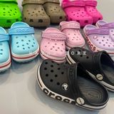  Dép CR0CS tím viền chữ bé gái trai 