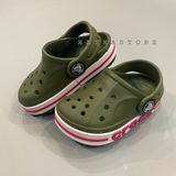  Dép CR0CS xanh rêu viền chữ bé trai gái 