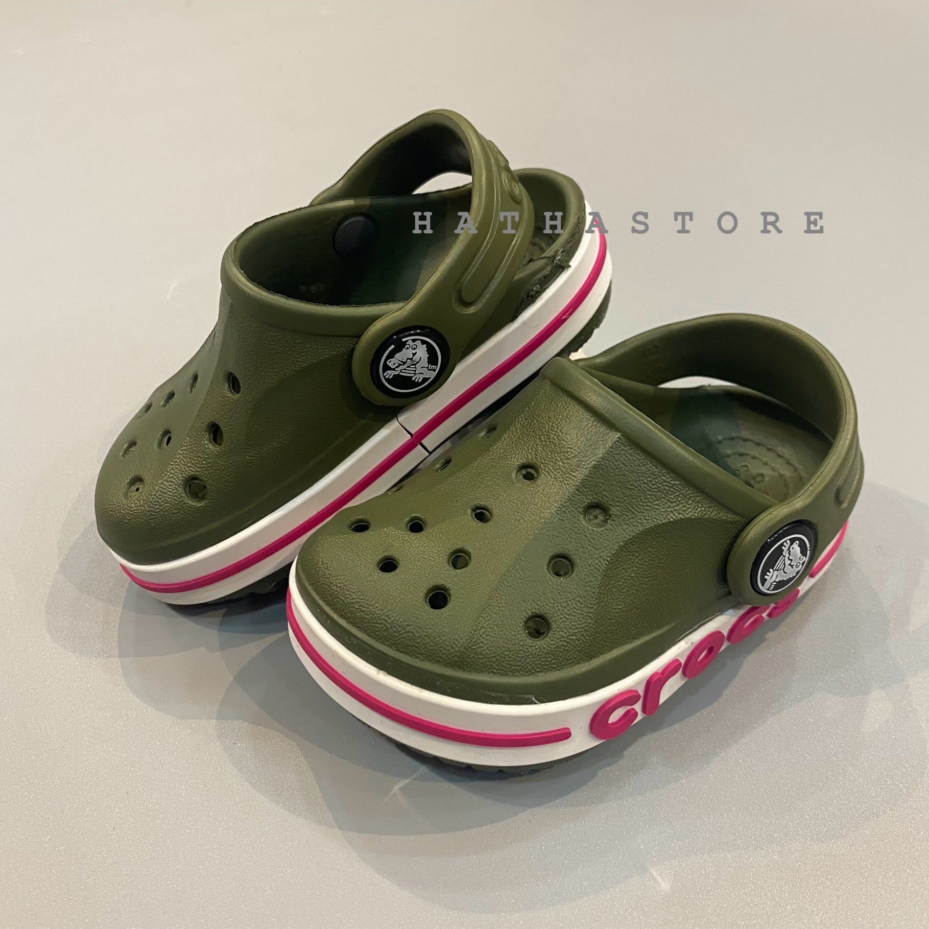  Dép CR0CS xanh rêu viền chữ bé trai gái 