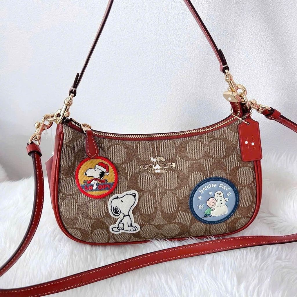 Túi Coach nâu họa tiết hình