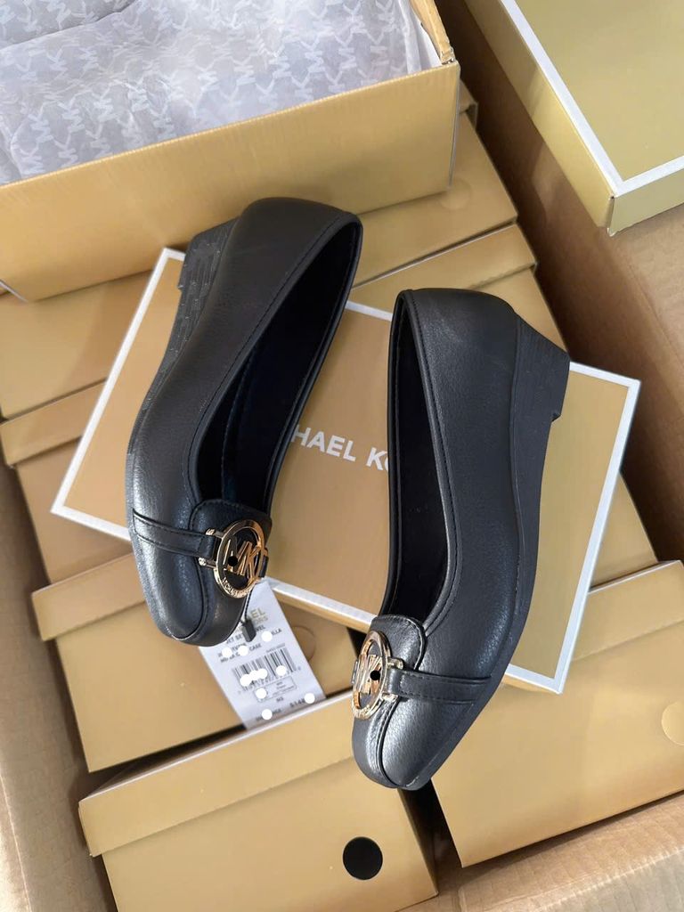 Giày nữ xuồng màu đen MK khóa tròn