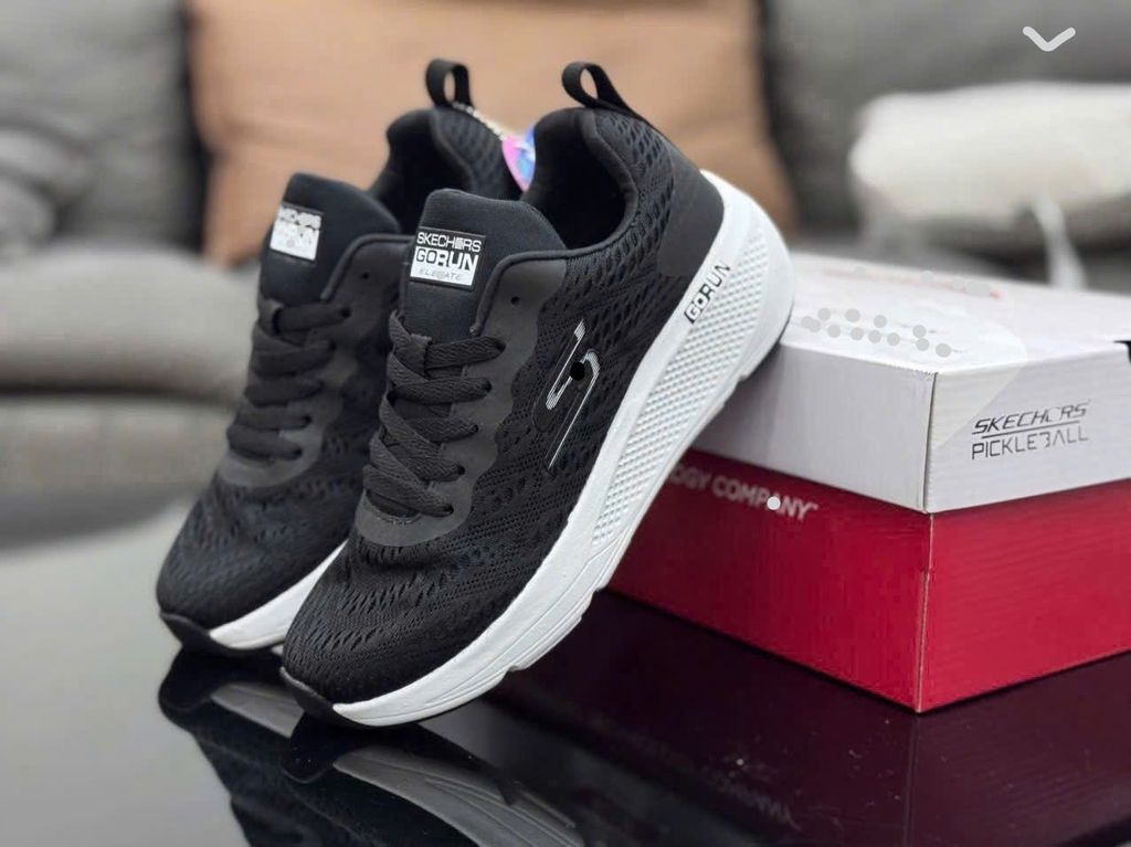 Giày skecchers Nam màu đen đế trắng